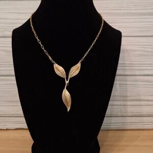 Beautiful Vintage Leaf Drop Necklace